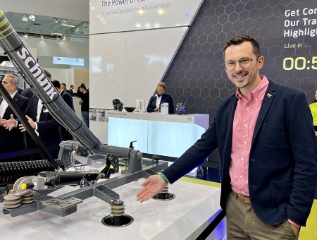 GIPRO Head of Sales Christoph Pichler auf der Innotrans 2022 mit Schunk Pantograph